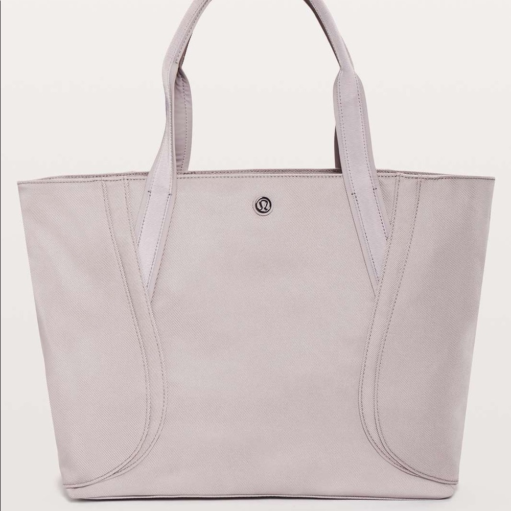 Lululemon Out of Range Tote in Dark Chrome